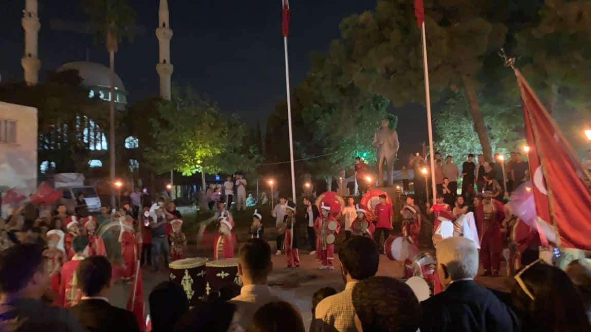 29 Ekim Cumhuriyet Bayramı İlçe Kutlamaları Kapsamında Düzenlenen Bayraklı ve Meşaleli Yürüyüşe Öğrencilerimiz Katıldı